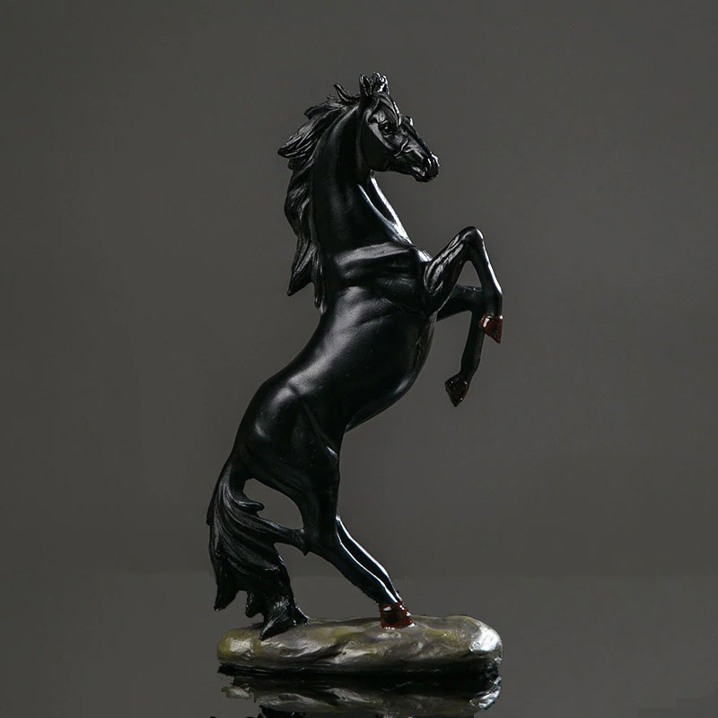 juodos spalvos  stovintis zirgas  eksponatas statulele firura arklio biustas    verslo dovanos bosui sefui vadovui direktoriui virsininkui bosui teciui broliui sunui teciui draugui vyrui